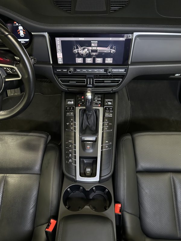 2022 Porsche Macan 2.0L Turbo A/T - Image 16
