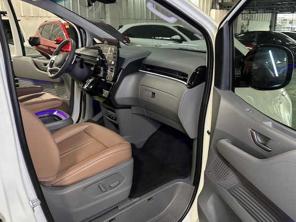 2023 Hyundai Staria Premium 2.2L AWD Diesel A/T - Image 15
