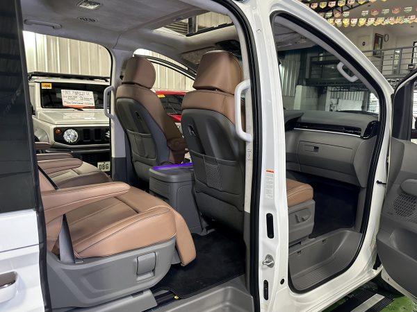 2023 Hyundai Staria Premium 2.2L AWD Diesel A/T - Image 17
