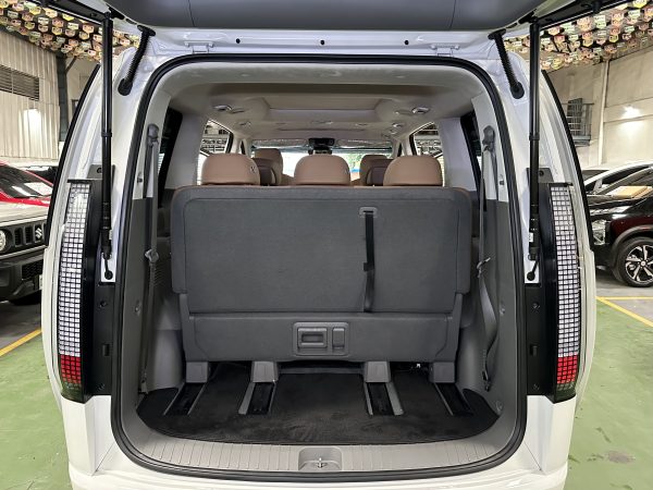 2023 Hyundai Staria Premium 2.2L AWD Diesel A/T - Image 22