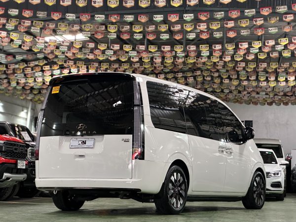 2023 Hyundai Staria Premium 2.2L AWD Diesel A/T - Image 7