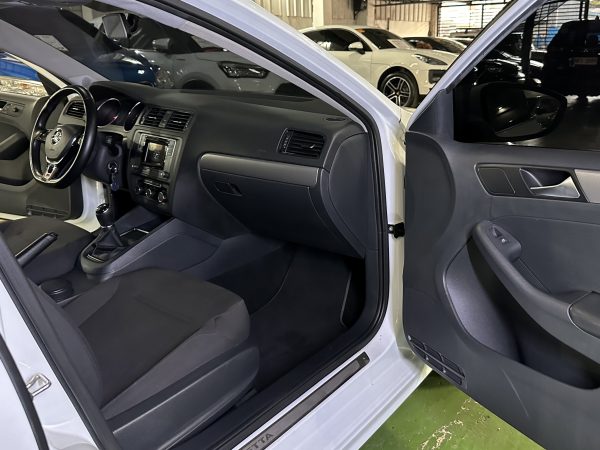 2016 Volkswagen Jetta TDI 1.6L Diesel M/T - Image 12