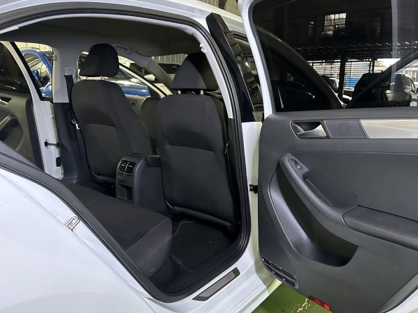 2016 Volkswagen Jetta TDI 1.6L Diesel M/T - Image 13
