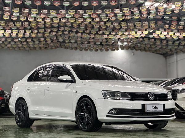 2016 Volkswagen Jetta TDI 1.6L Diesel M/T - Image 4