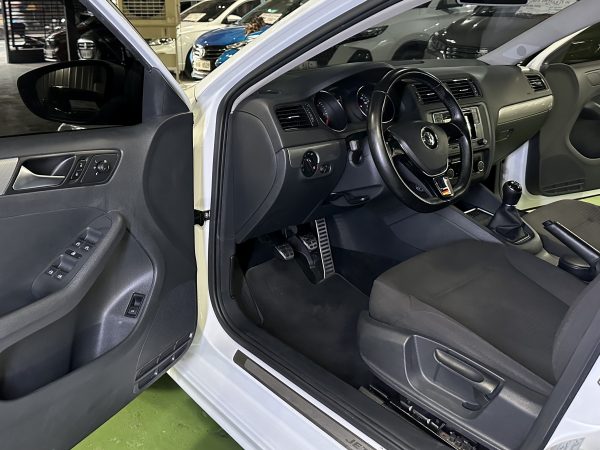 2016 Volkswagen Jetta TDI 1.6L Diesel M/T - Image 10