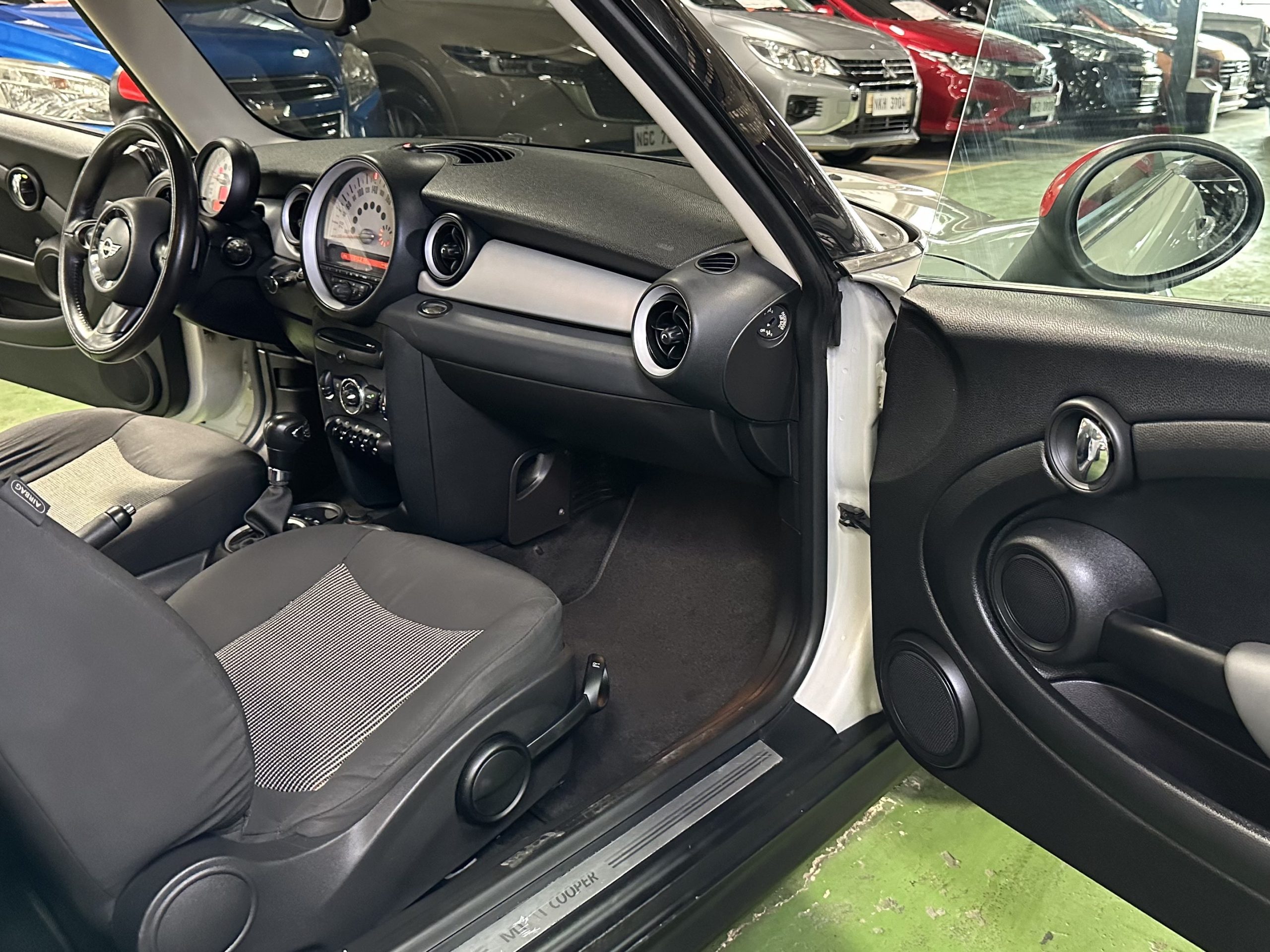 2011 MINI COOPER BASE 1.6L Turbo A/T - Image 12