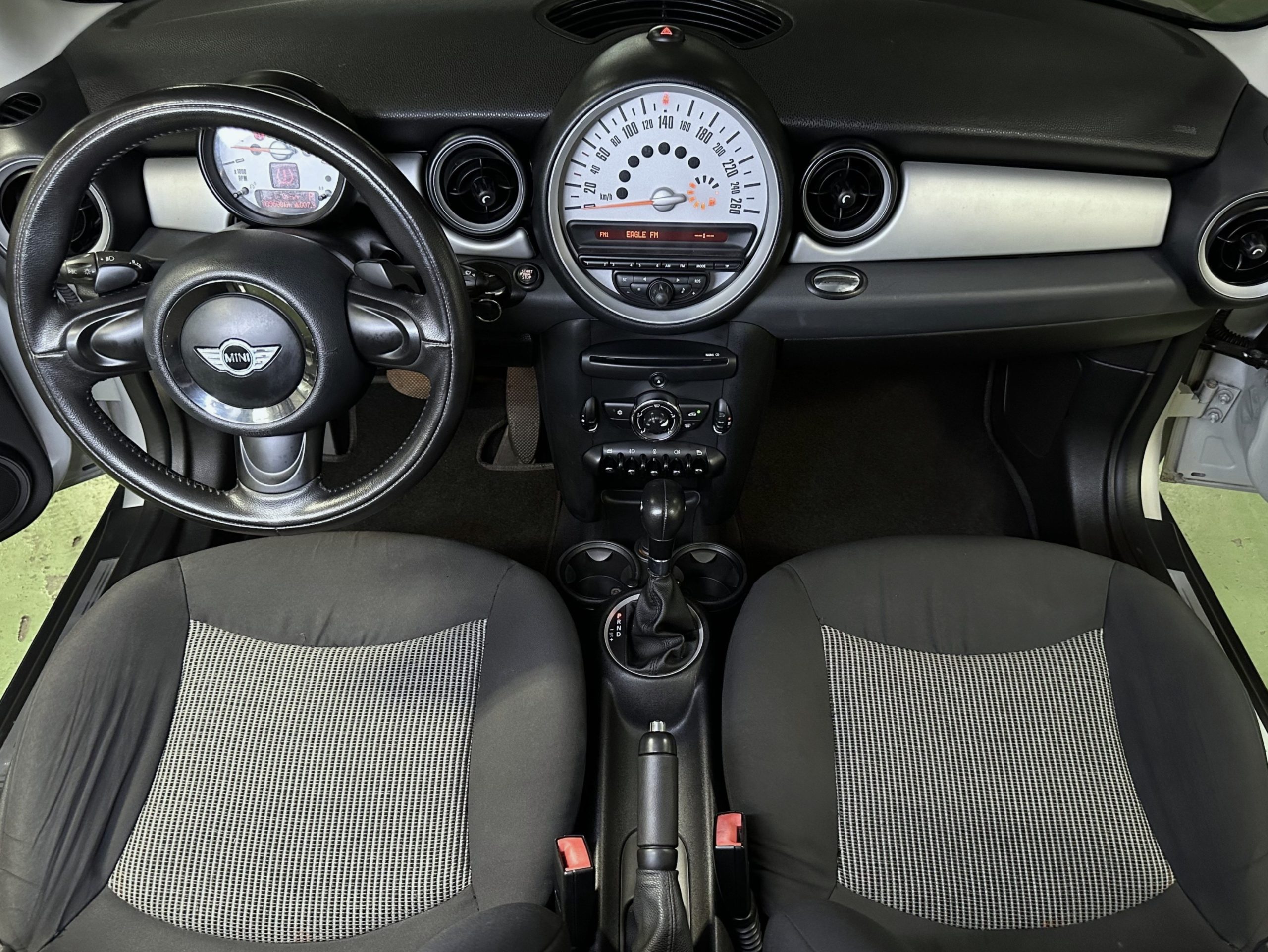 2011 MINI COOPER BASE 1.6L Turbo A/T - Image 15