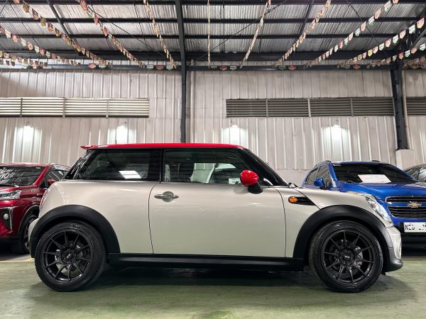 2011 MINI COOPER BASE 1.6L Turbo A/T - Image 8