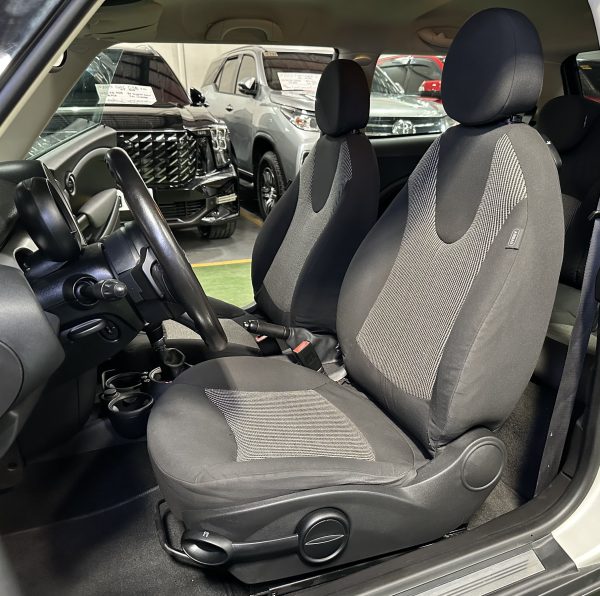 2011 MINI COOPER BASE 1.6L Turbo A/T - Image 9