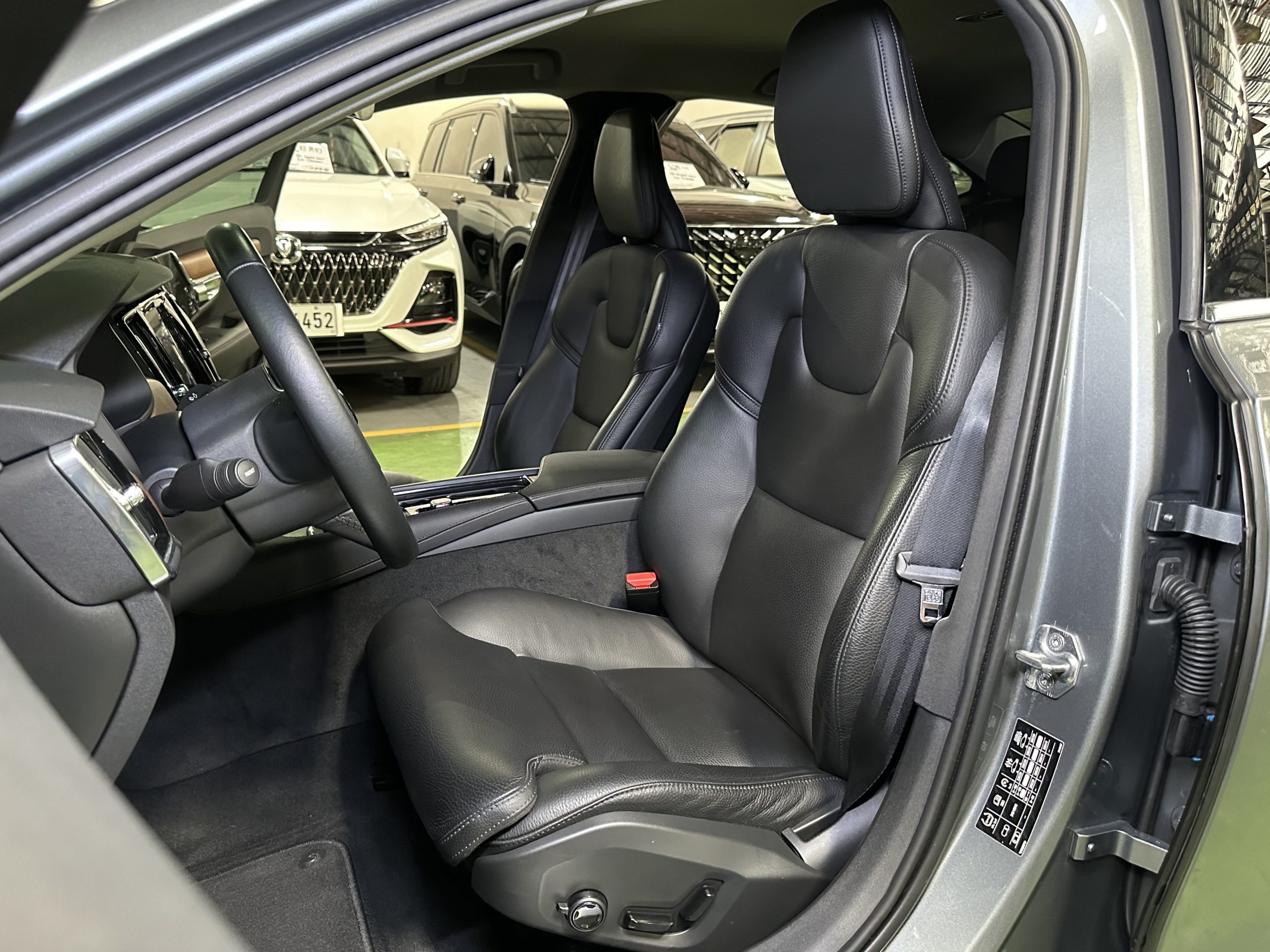 2021 Volvo S90 2.0L Twin-Turbo Diesel A/T - Image 9