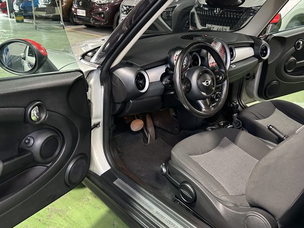 2011 MINI COOPER BASE 1.6L Turbo A/T - Image 10