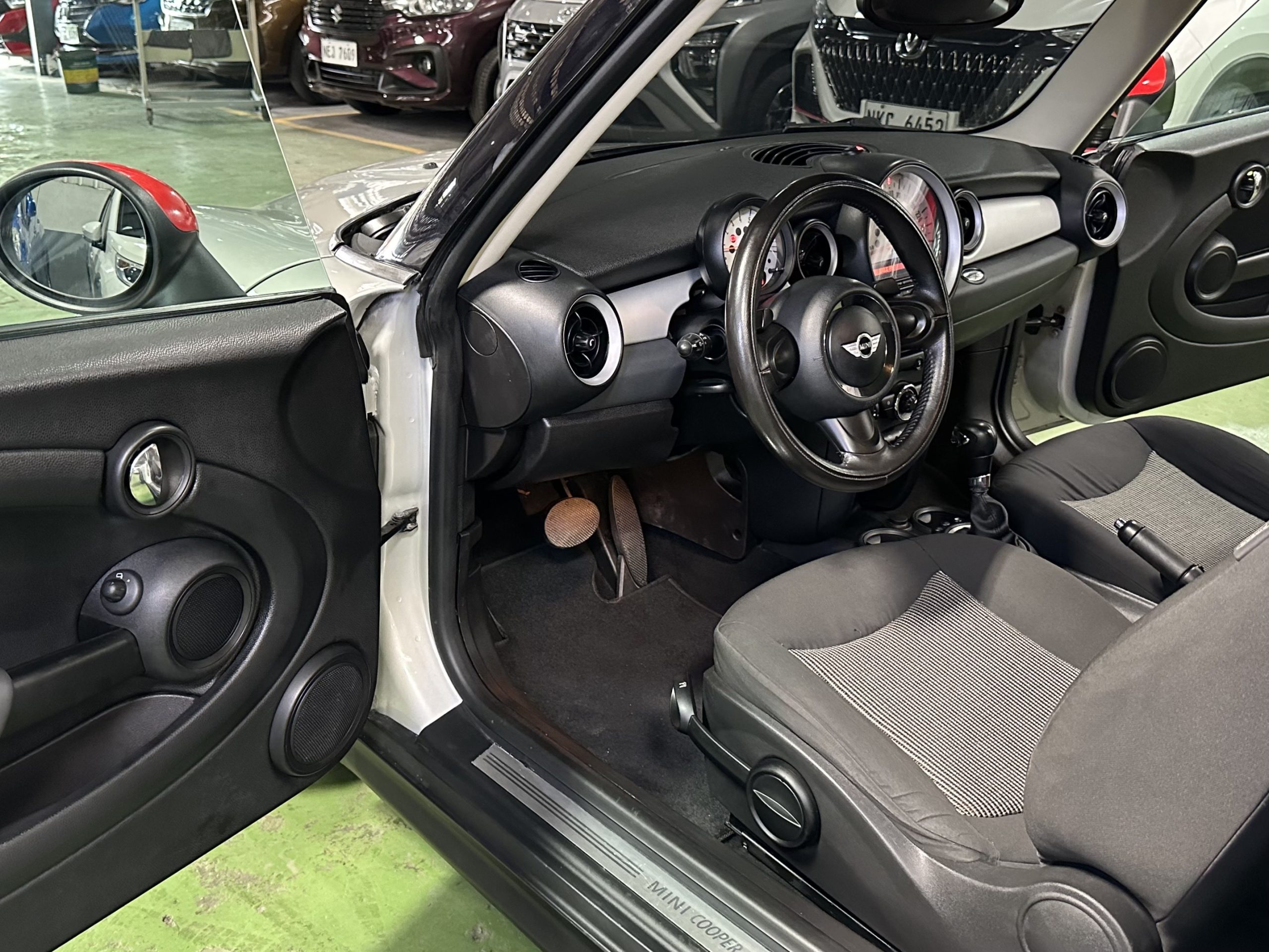 2011 MINI COOPER BASE 1.6L Turbo A/T - Image 10