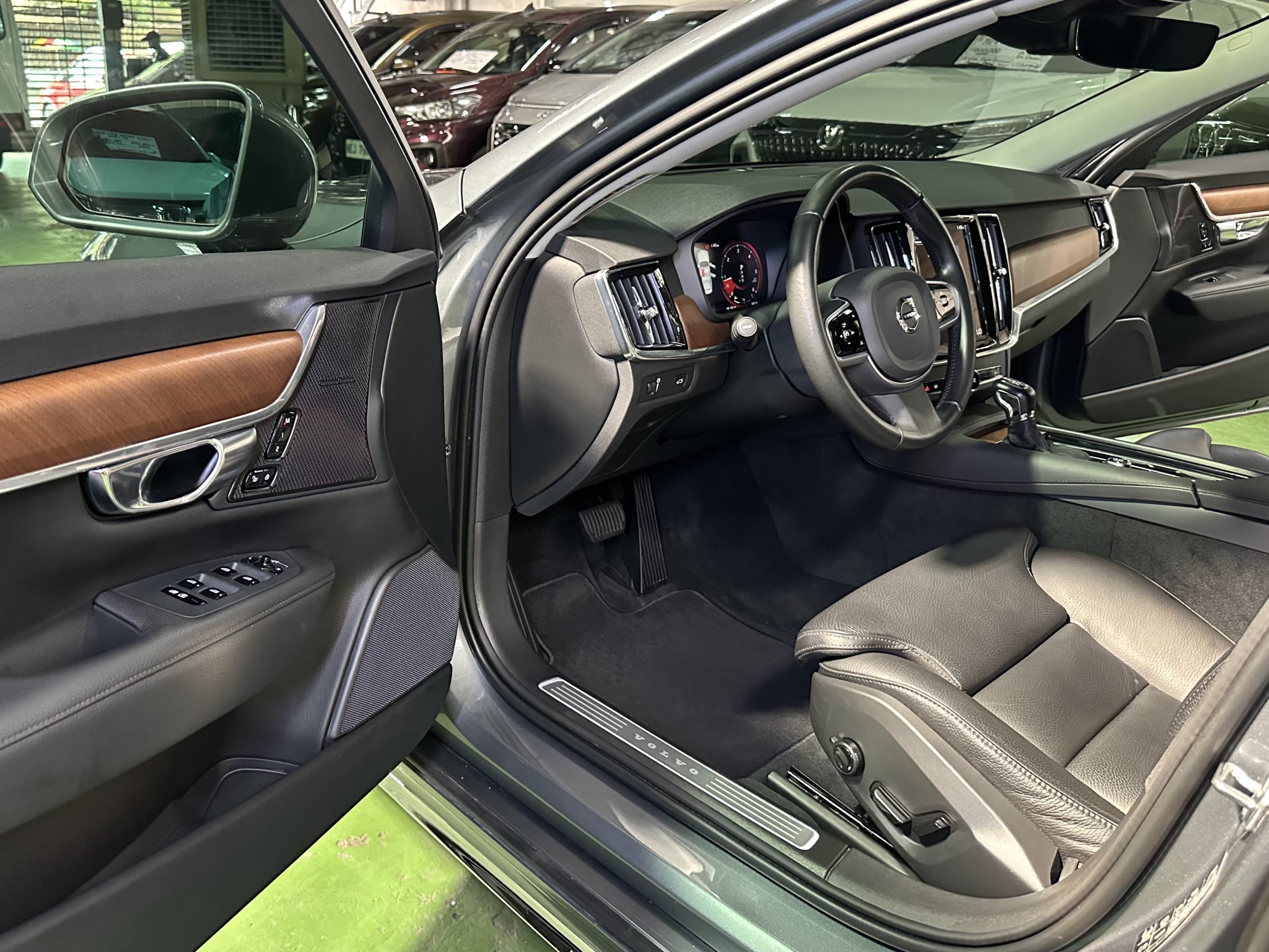 2021 Volvo S90 2.0L Twin-Turbo Diesel A/T - Image 10