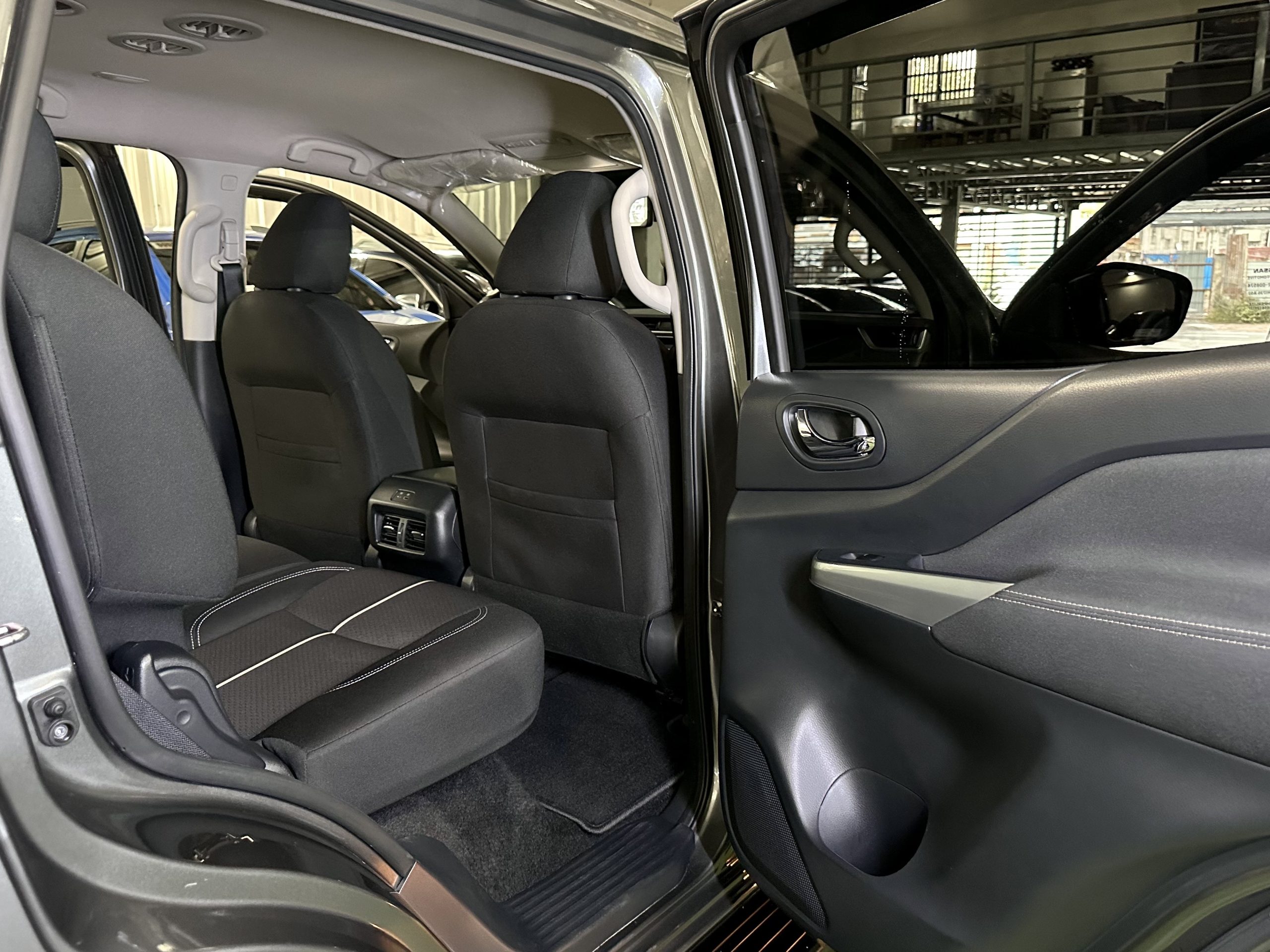 2024 Nissan Terra VE 2.5L Diesel A/T - Image 15