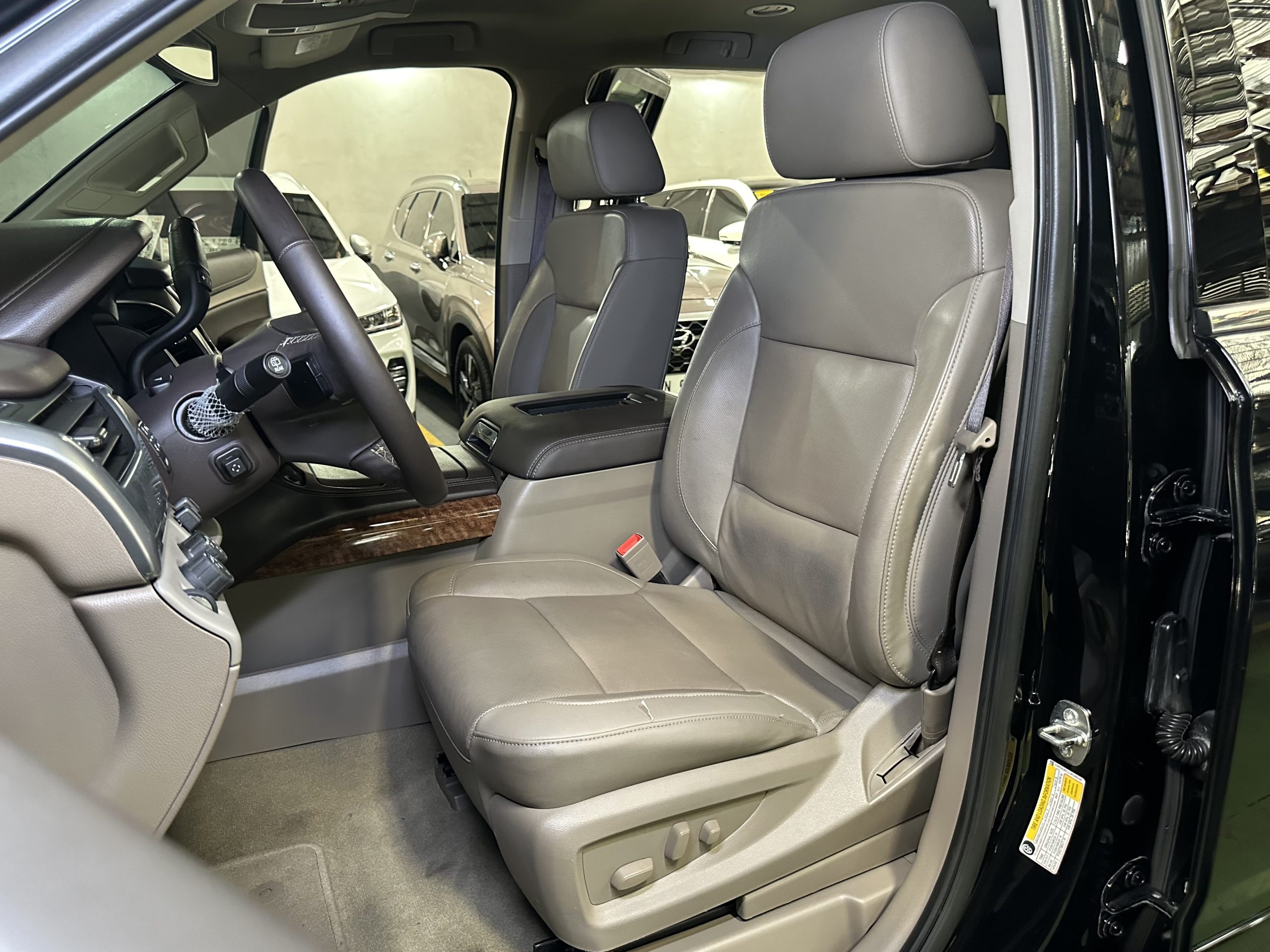 2019 Chevrolet Suburban Premier 5.3L V8 AWD A/T - Image 11