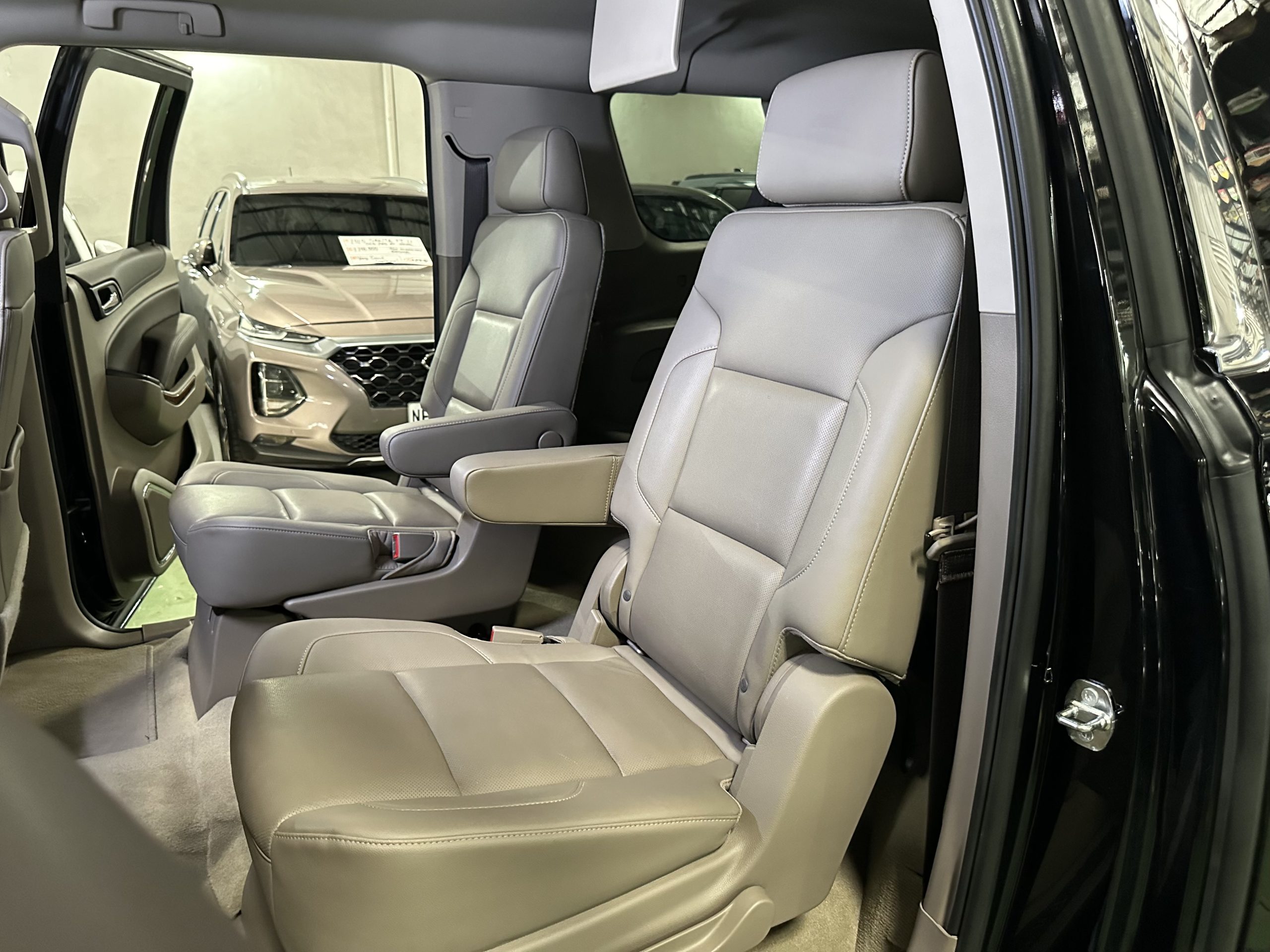 2019 Chevrolet Suburban Premier 5.3L V8 AWD A/T - Image 12