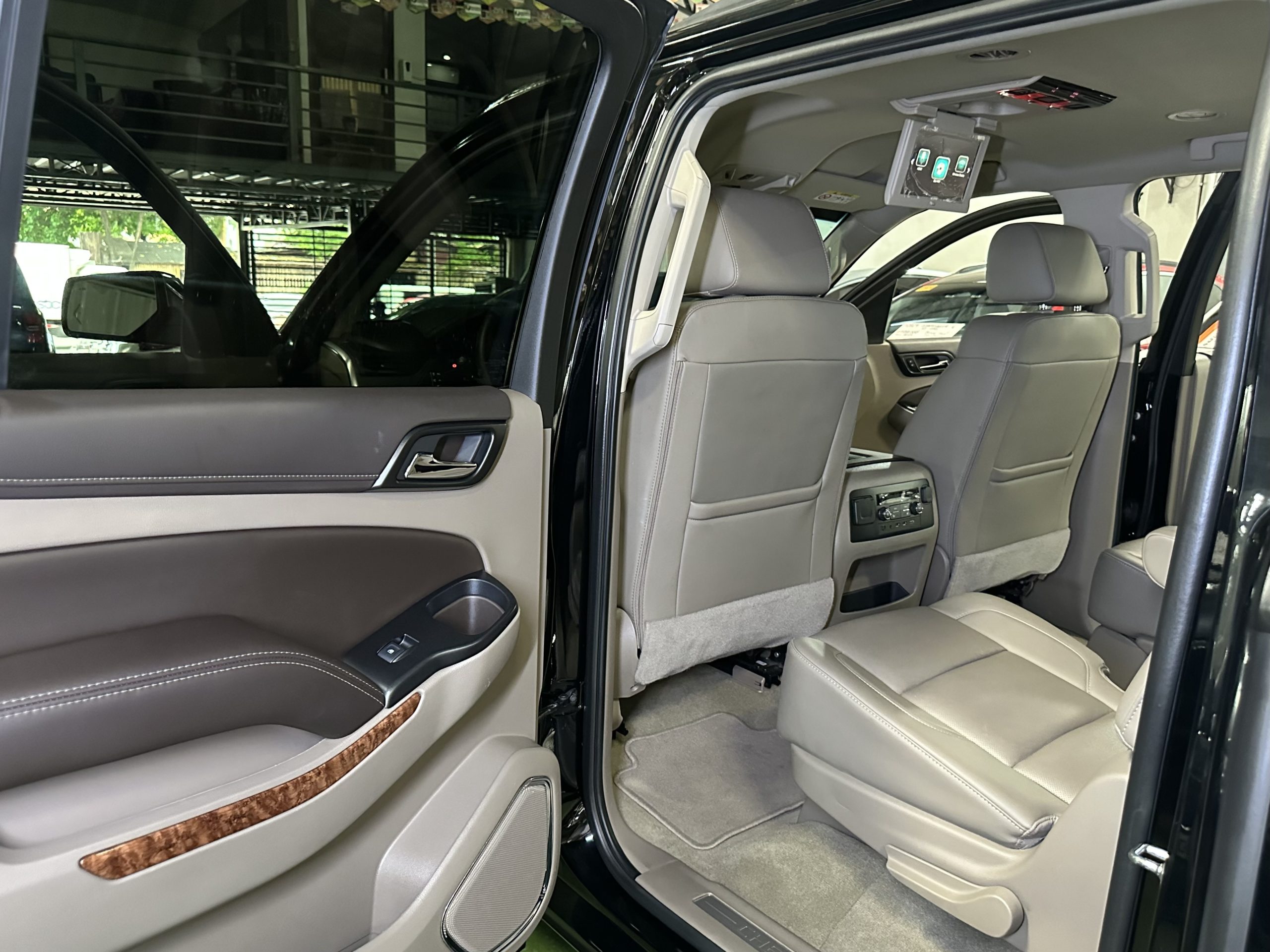 2019 Chevrolet Suburban Premier 5.3L V8 AWD A/T - Image 14