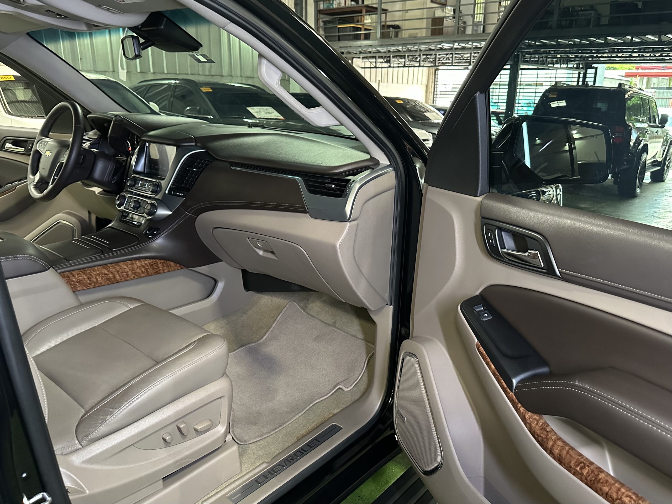 2019 Chevrolet Suburban Premier 5.3L V8 AWD A/T - Image 15
