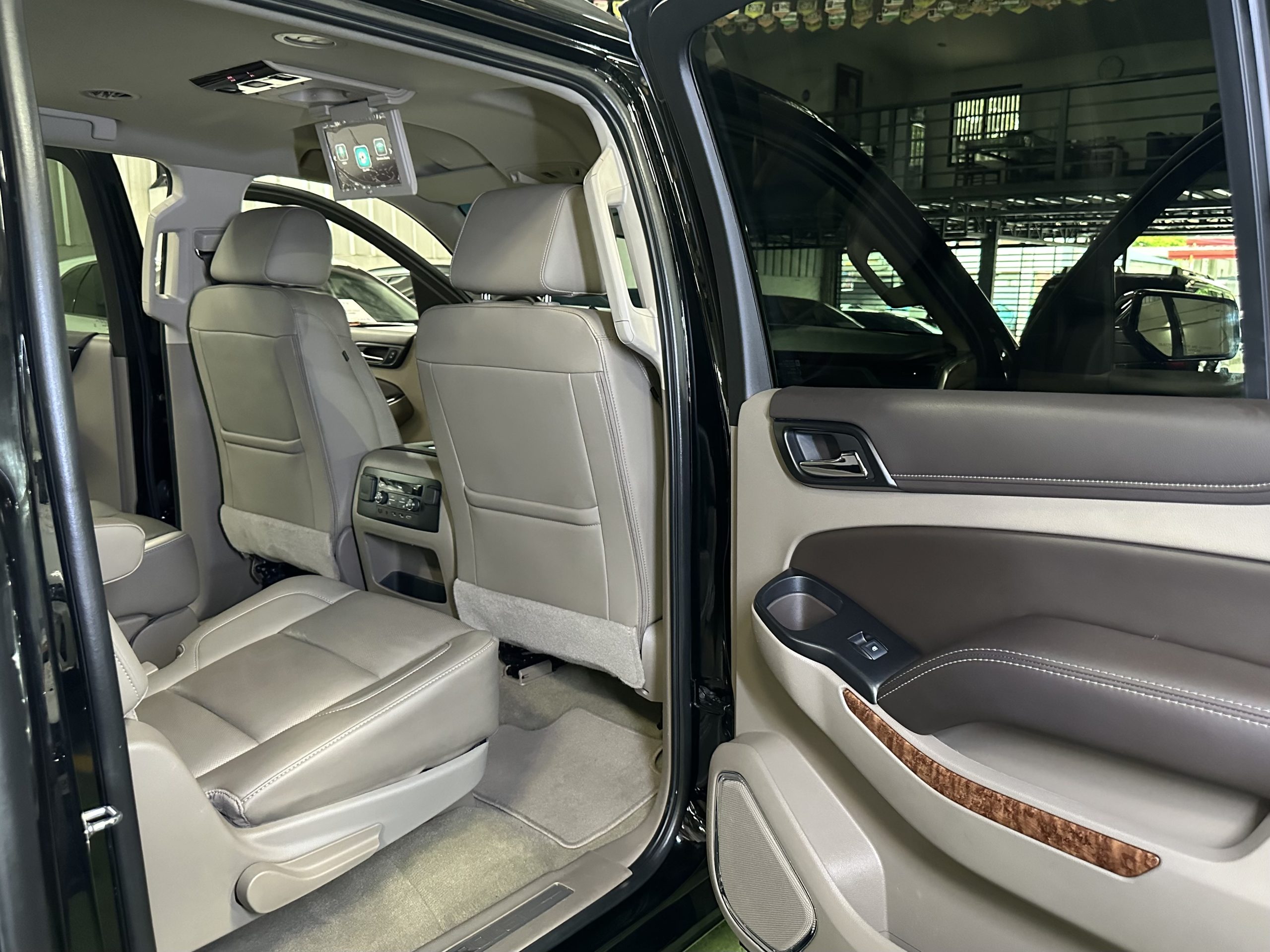 2019 Chevrolet Suburban Premier 5.3L V8 AWD A/T - Image 16