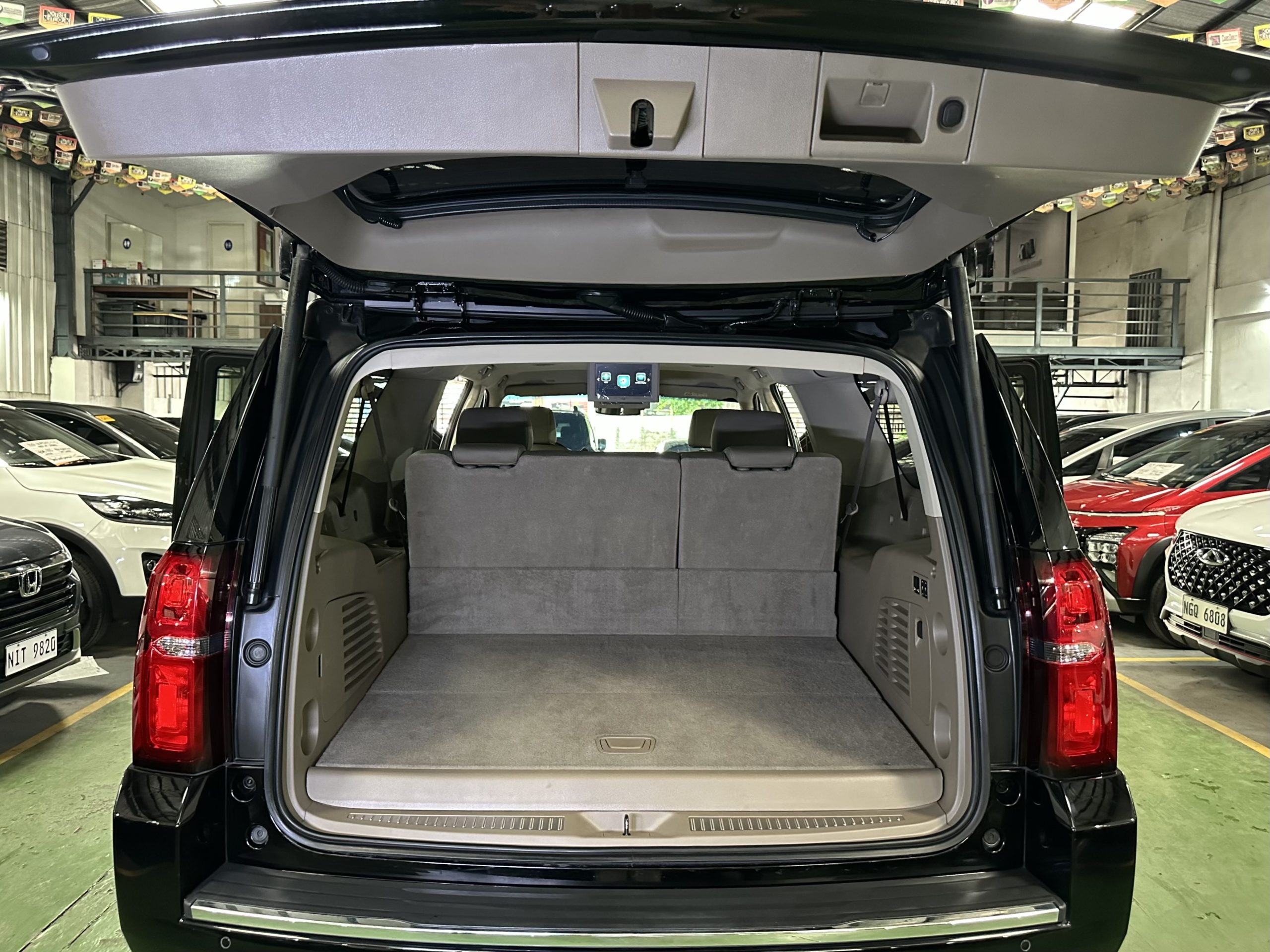 2019 Chevrolet Suburban Premier 5.3L V8 AWD A/T - Image 17