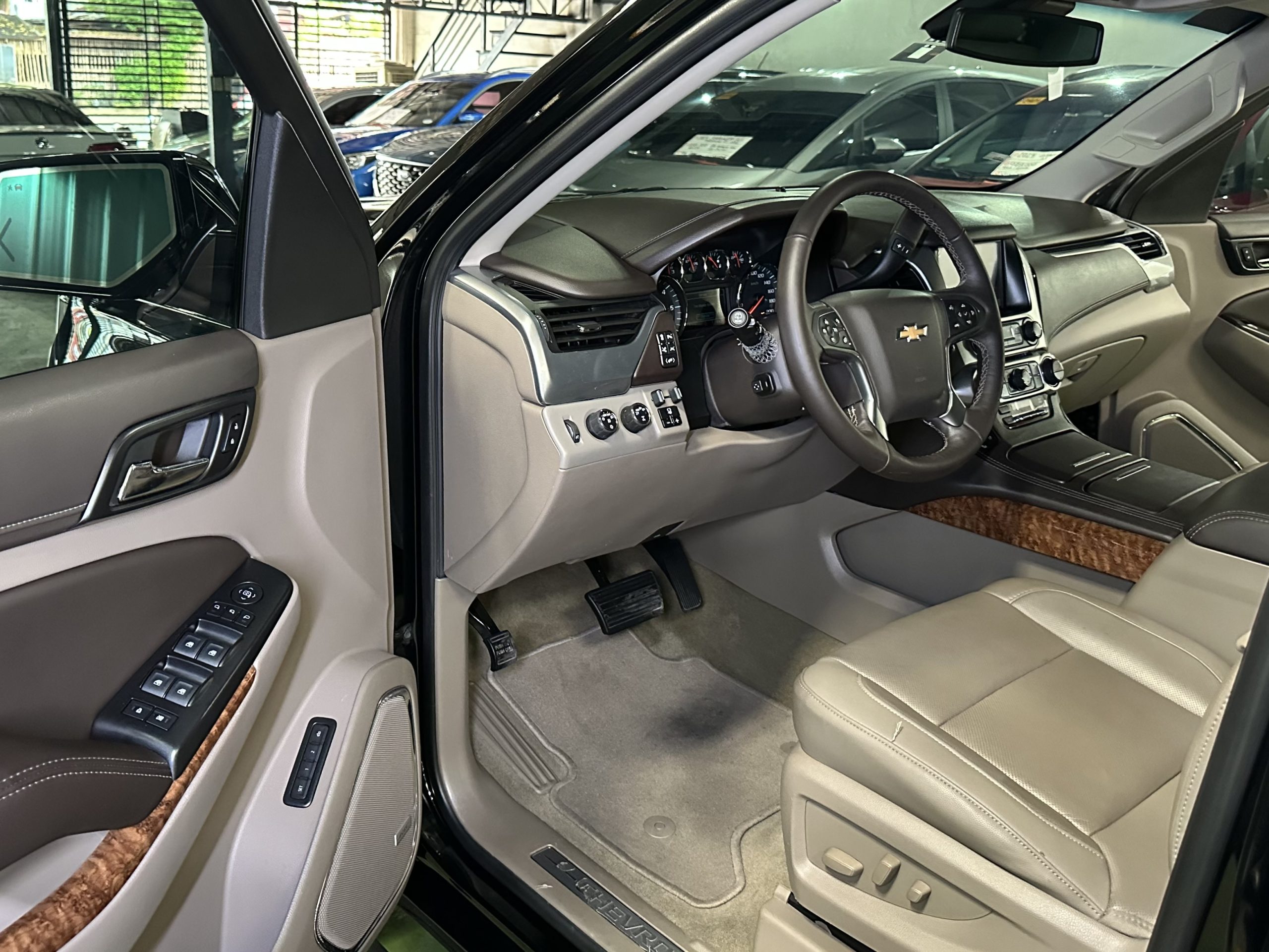 2019 Chevrolet Suburban Premier 5.3L V8 AWD A/T - Image 10